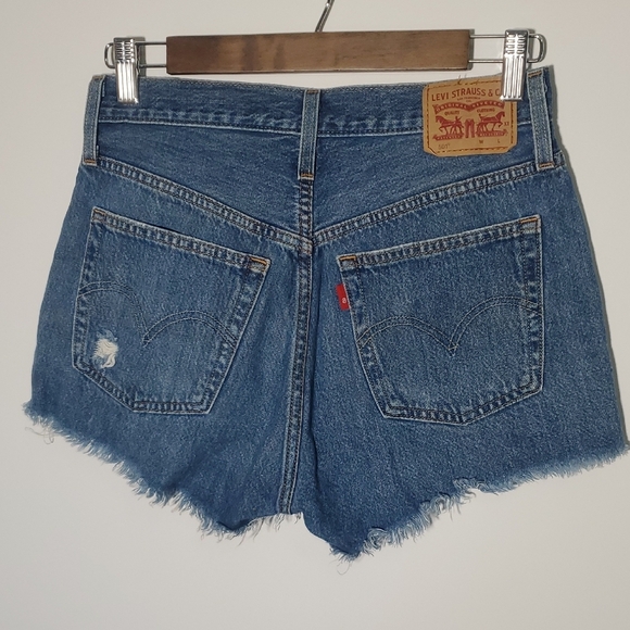 Levi's 501 Women's Denim Blue Distressed Shorts Size W26  Button Fly - Picture 6 of 10